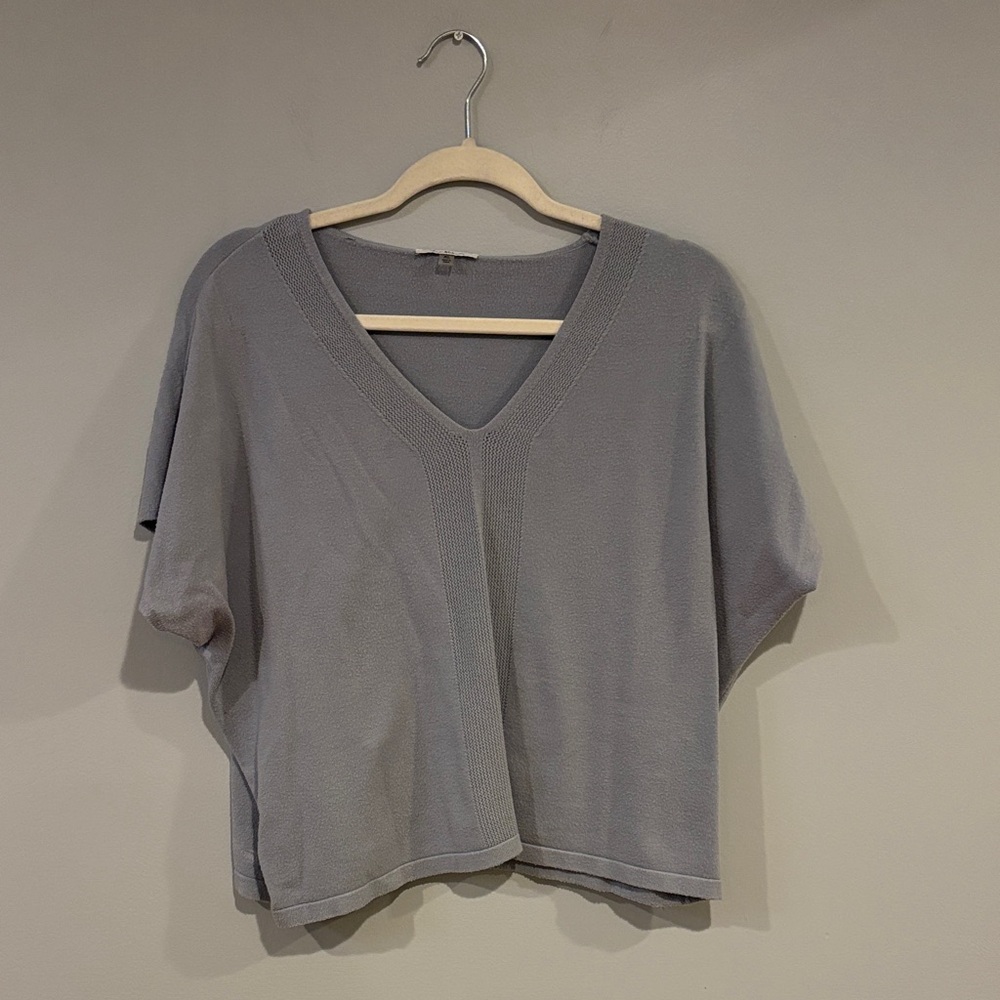 Short Sleeve V-Neck Knit Top in blue/gray